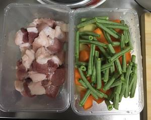 胡萝卜土豆豆角炖肉的做法 步骤1