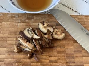 腐竹烧香菇的做法 步骤3