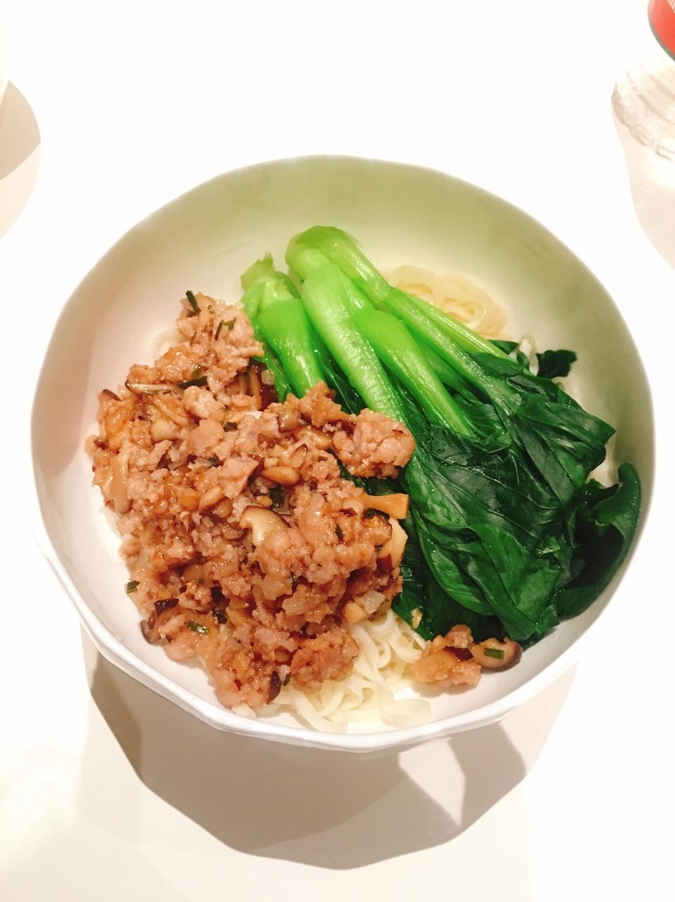 沈昌珉的小鬼做的香菇肉燥面