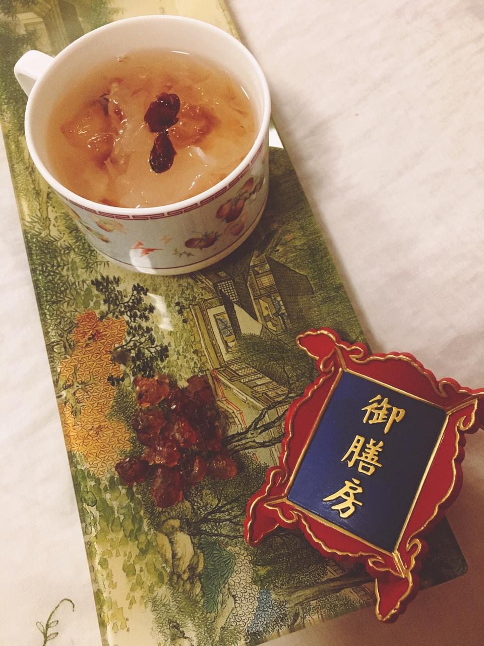 桃胶炖银耳
