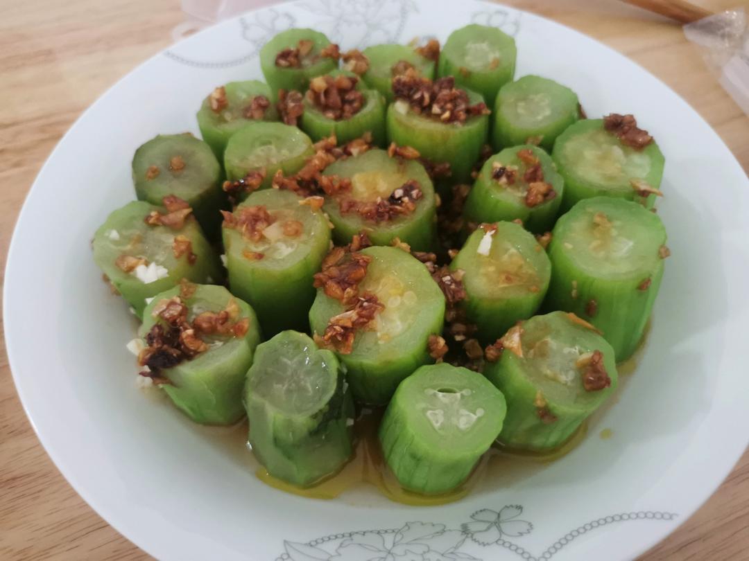 只需要五分钟就可以的美味蒜蓉蒸丝瓜