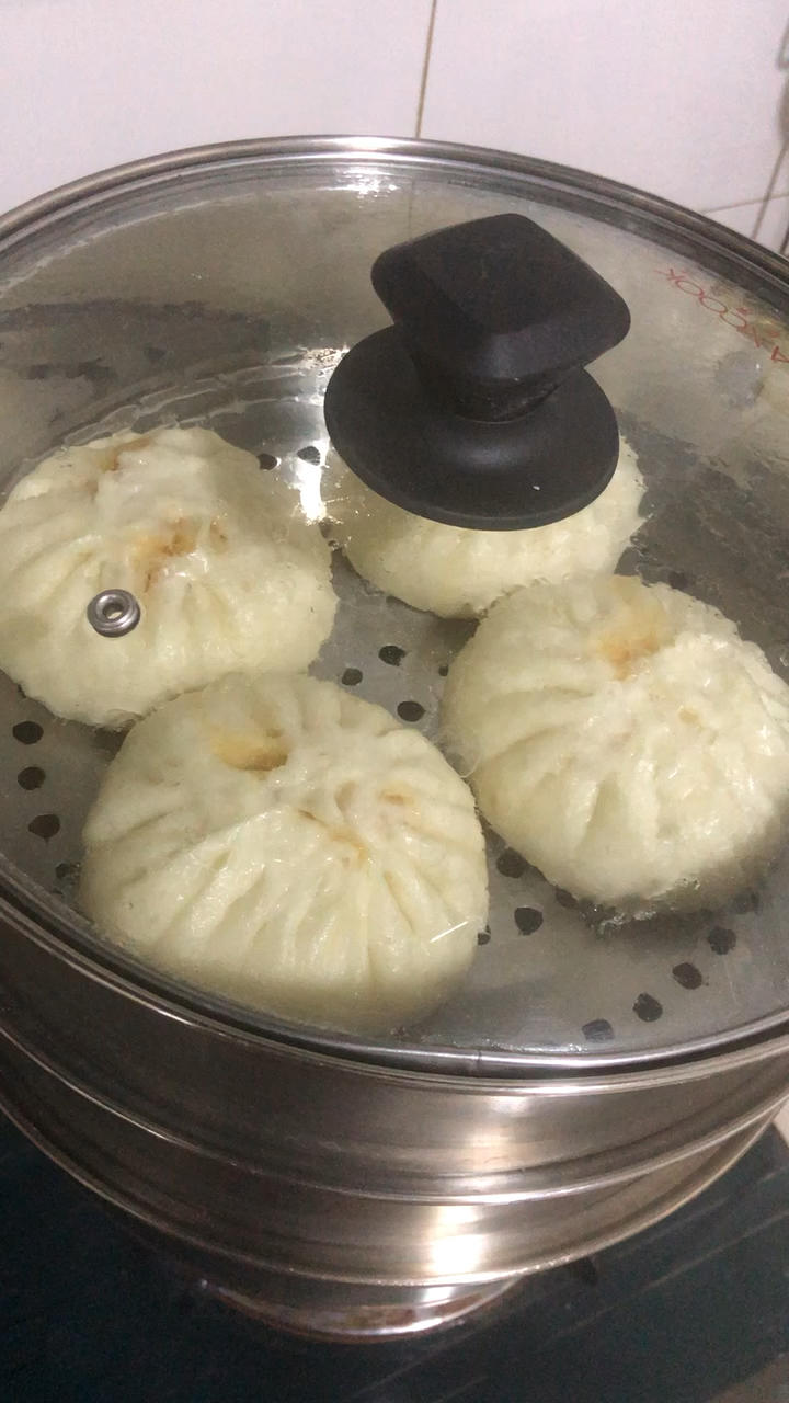 松软多汁的肉包子