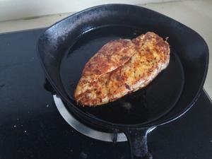 超简单多汁煎烤鸡胸肉的做法 步骤3