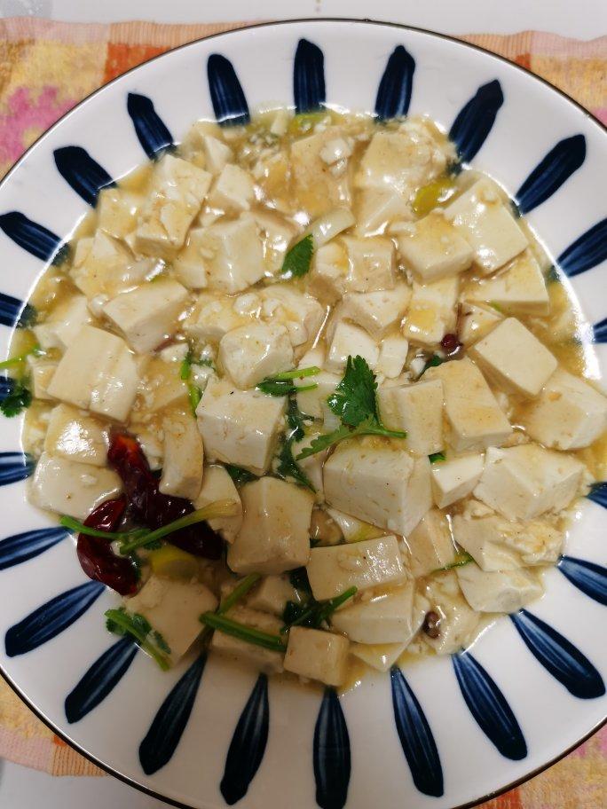 不放肉也超下饭的葱焖豆腐