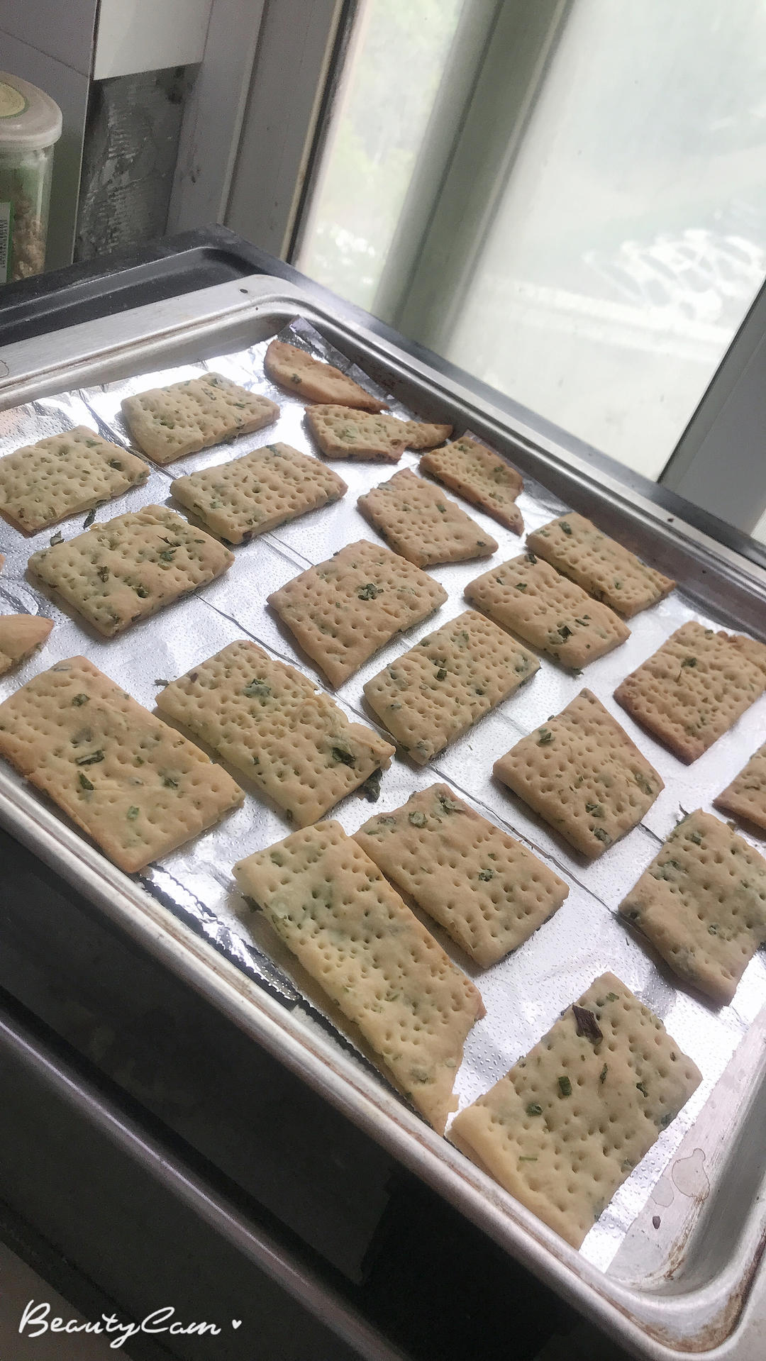 太平苏打饼干的做法（奶香键康饼干、内附脱水香葱制作）
