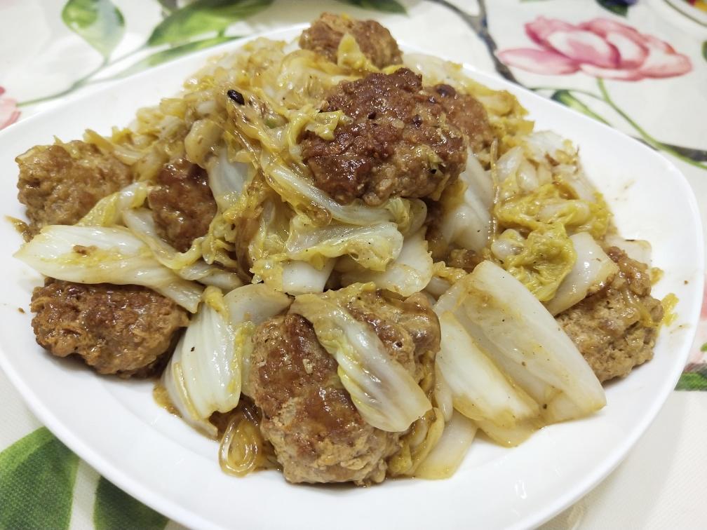 煎丸子烩白菜的做法