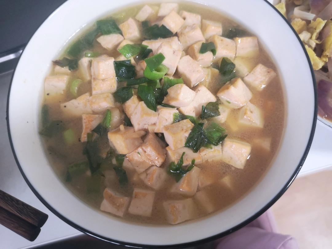 不放肉也超下饭的葱焖豆腐