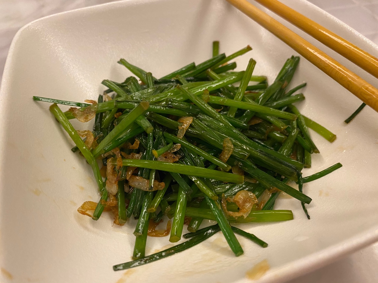 韭菜花炒虾皮🌸超快手低盐的做法