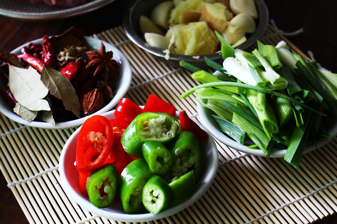 啤酒焖老鸭 我吃萝卜你吃肉 菜男烧小菜的做法 步骤2