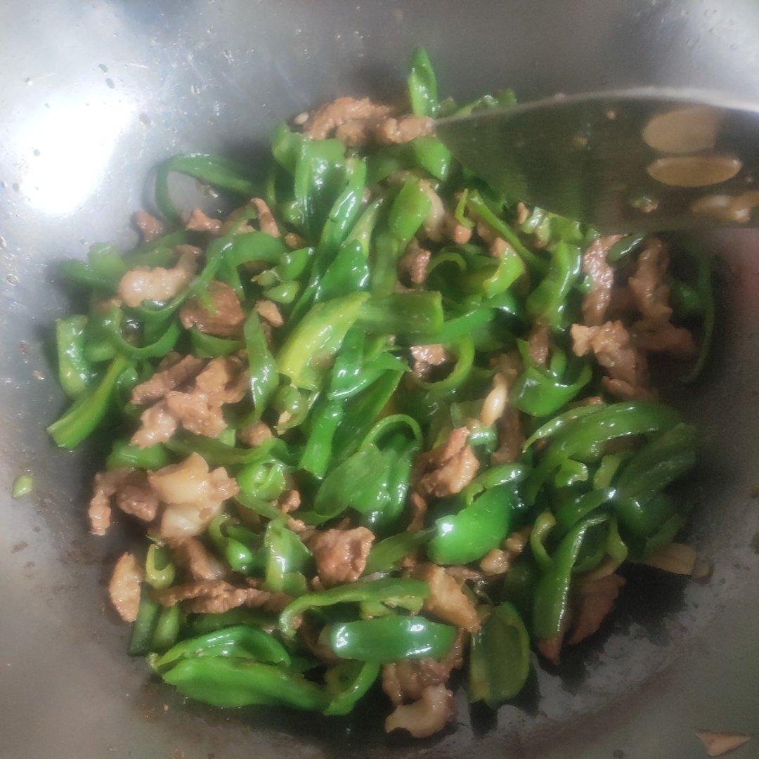 经典的家常菜，青椒炒肉丝，简单的食材也能做出如此美味