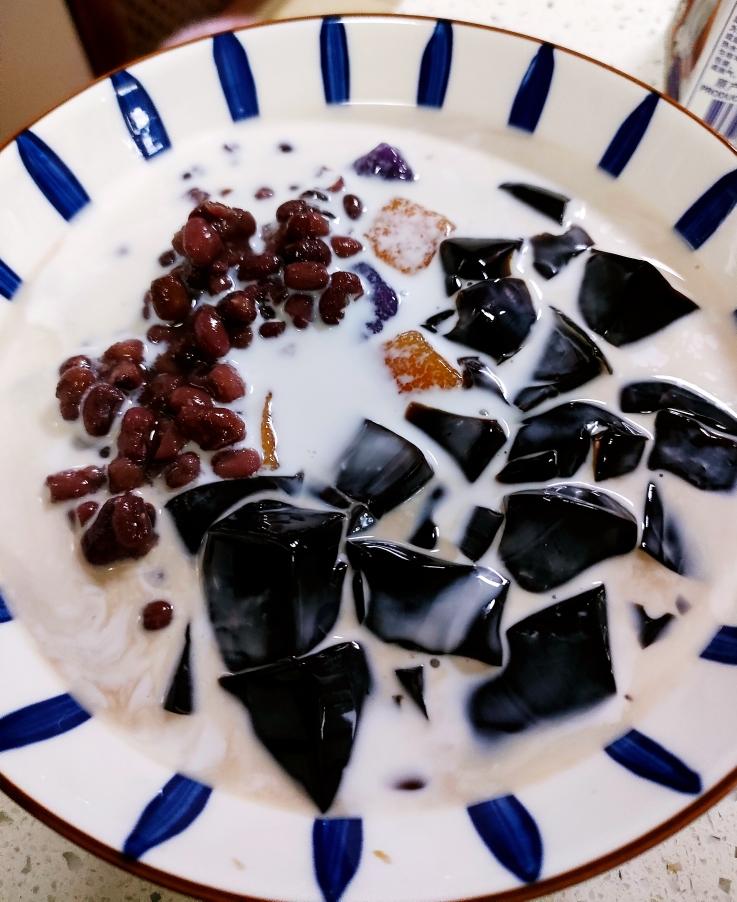 夏天必备超快手烧仙草芋圆的做法