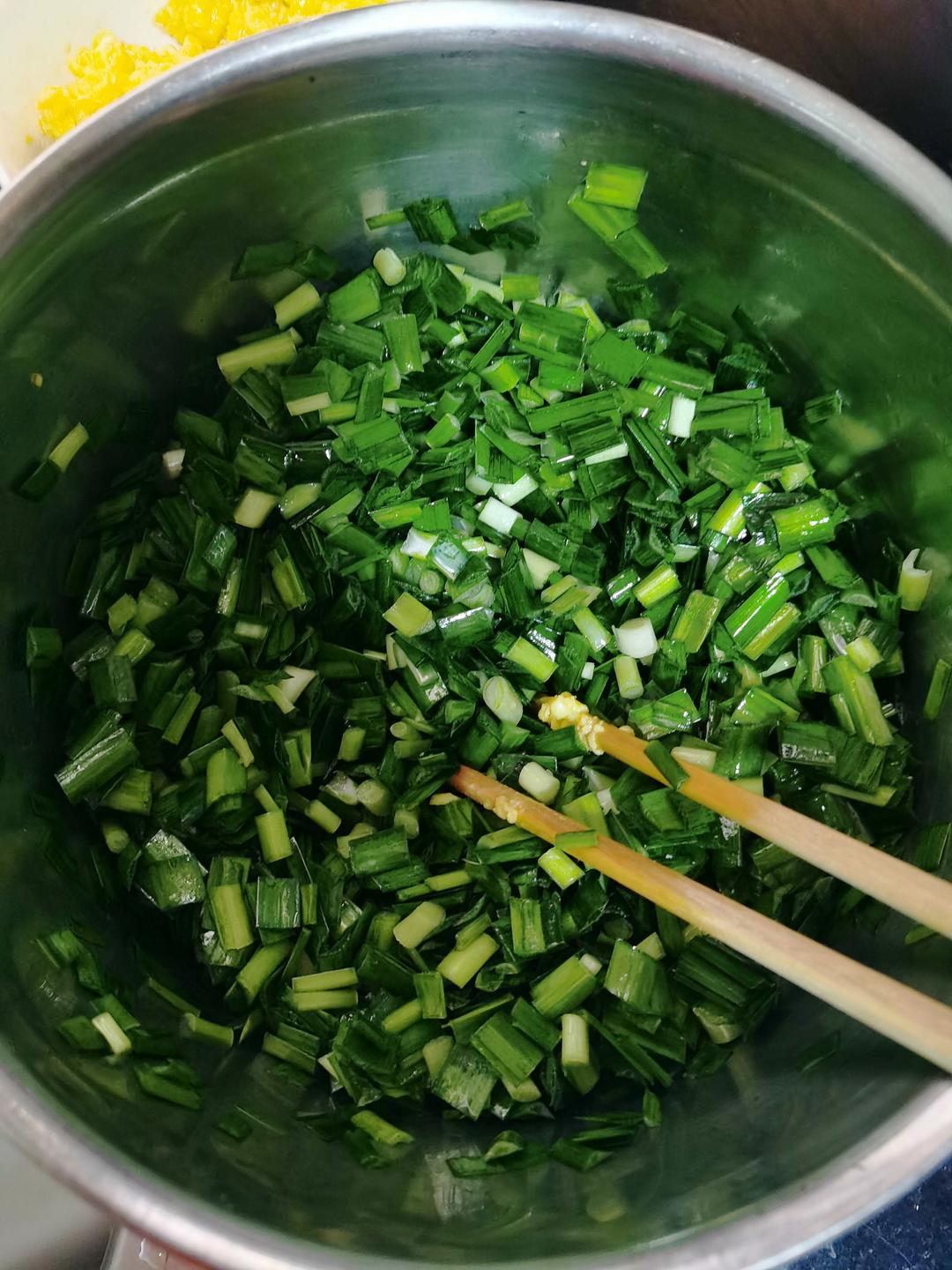 金黄酥脆的韭菜盒子