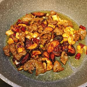一盘干掉一锅饭的沙姜香菇炒牛肉的做法 步骤9
