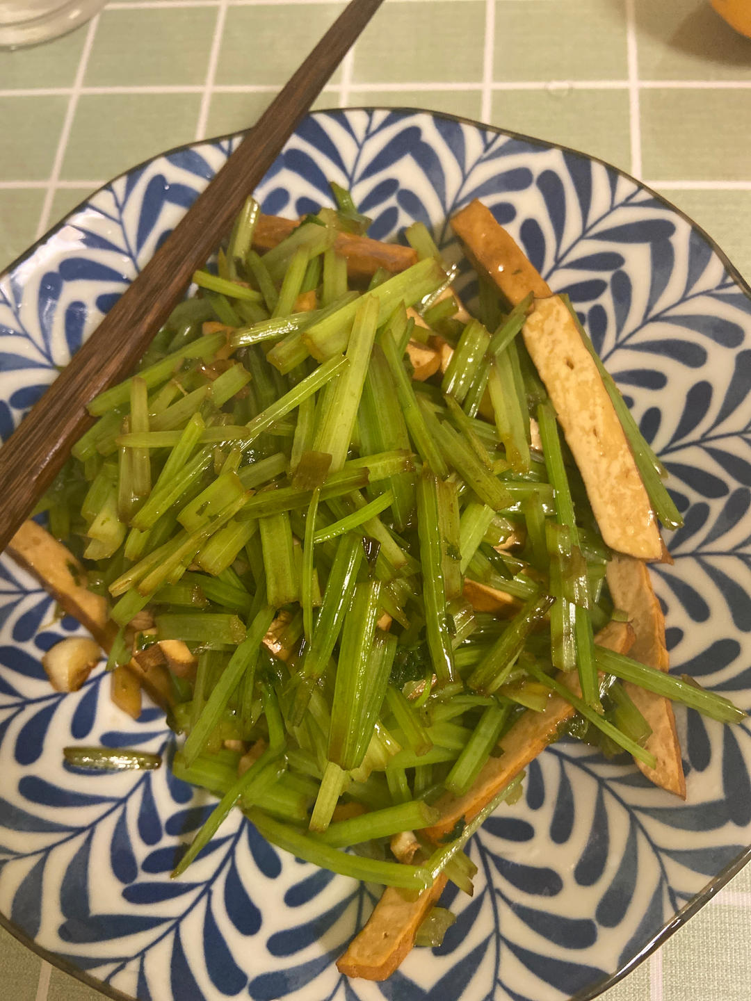 午餐晚餐简单快手下饭菜芹菜炒香干