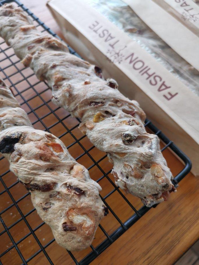 红酒葡萄干面包棒