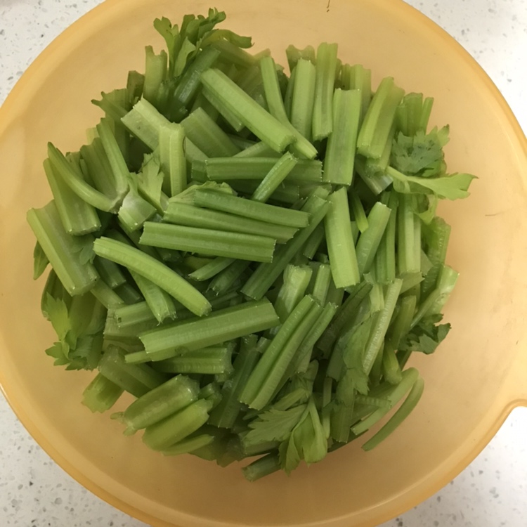 素炒芹菜腐竹的做法 步骤1
