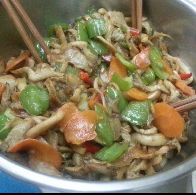 胡萝卜平菇炒香菜（红配绿）