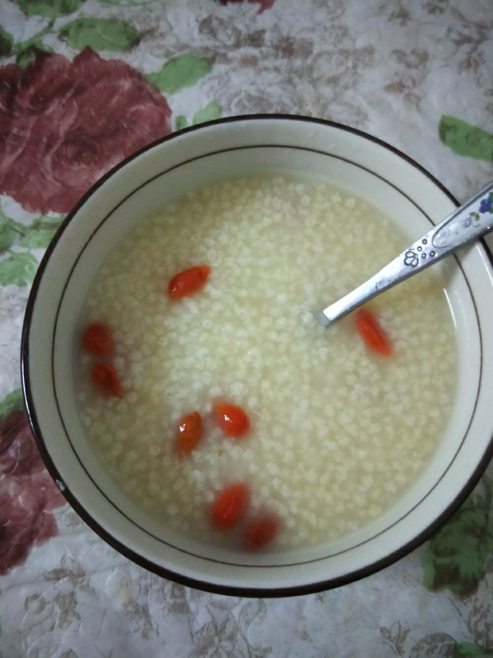 安神养胃的小米枸杞粥