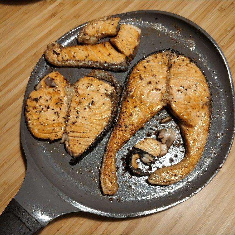 脆皮嫩肉——极致煎三文鱼