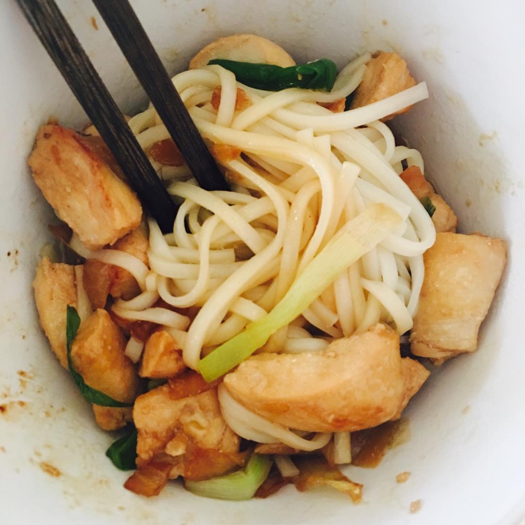 葱油鸡丝拌面