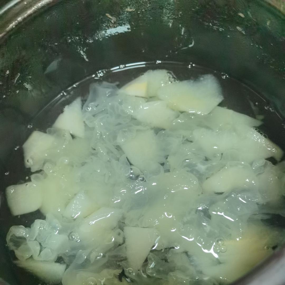 冰糖银耳雪梨汤