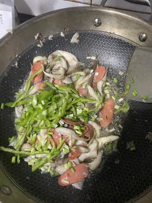 超鲜的蘑菇火腿炒蛋的做法 步骤3