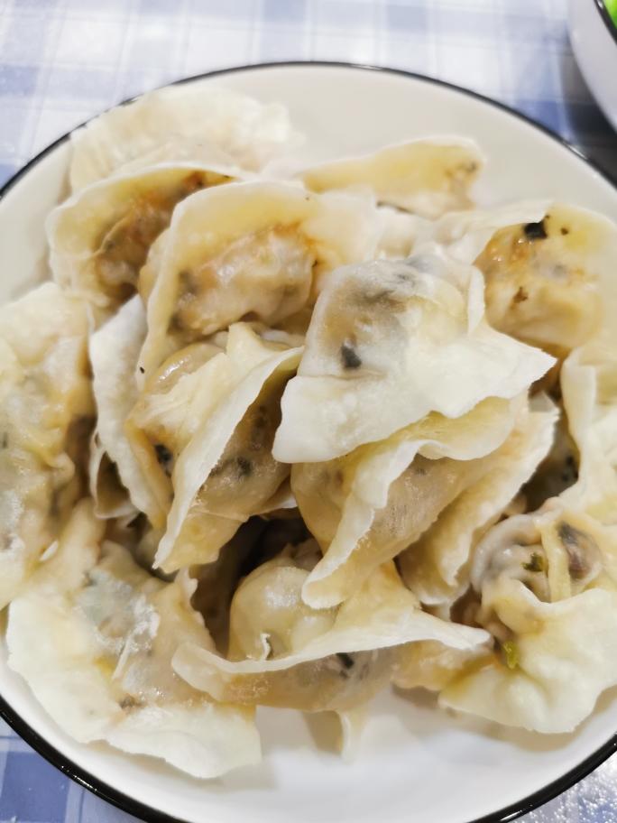 猪肉木耳鸡蛋饺子（胡萝卜玉米饺子）