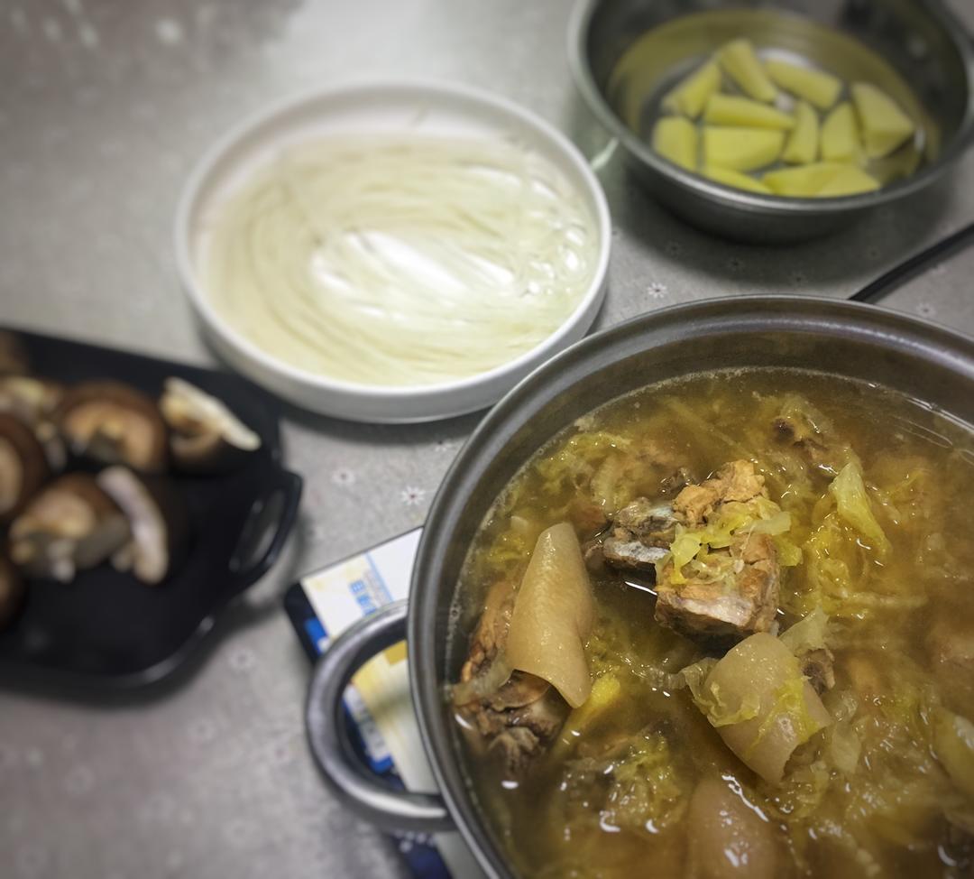 脊骨烩酸菜火锅