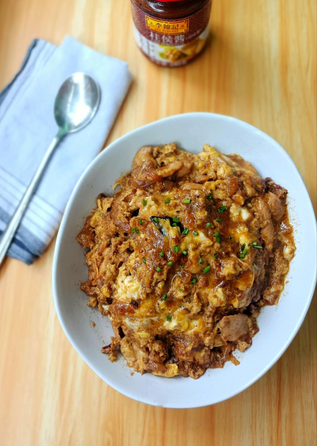 大师菜谱｜柱侯酱香鸡肉滑蛋盖饭