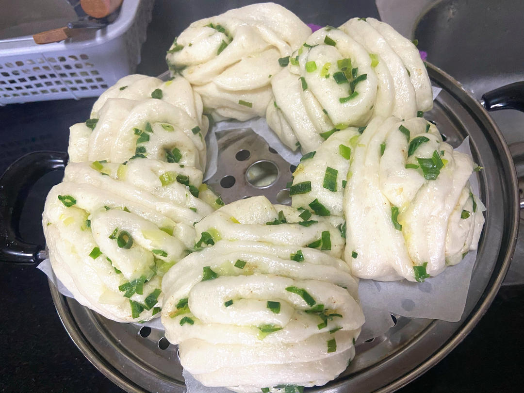 碧波荡漾葱油花卷｜附葱花不变黄小技巧