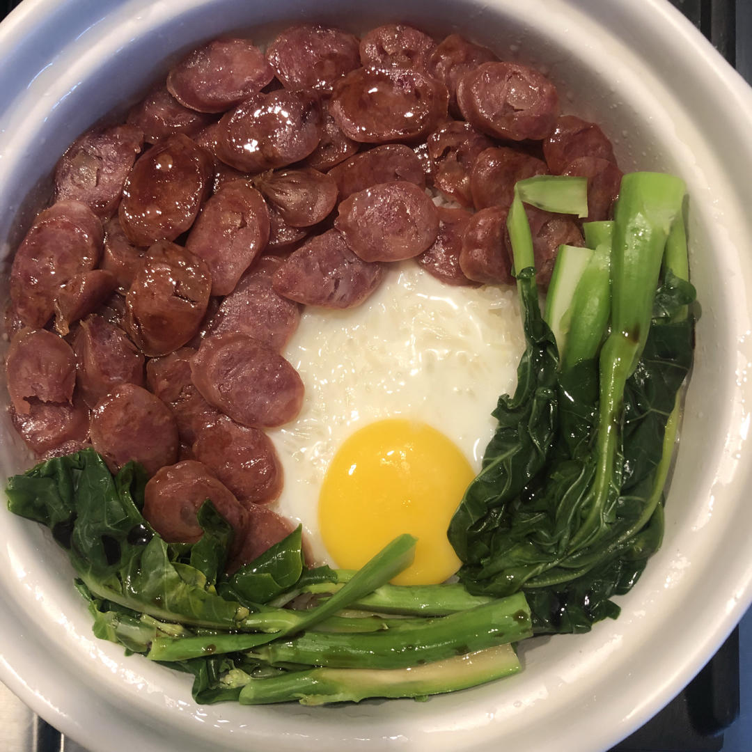 《广式腊肠砂锅煲仔饭》