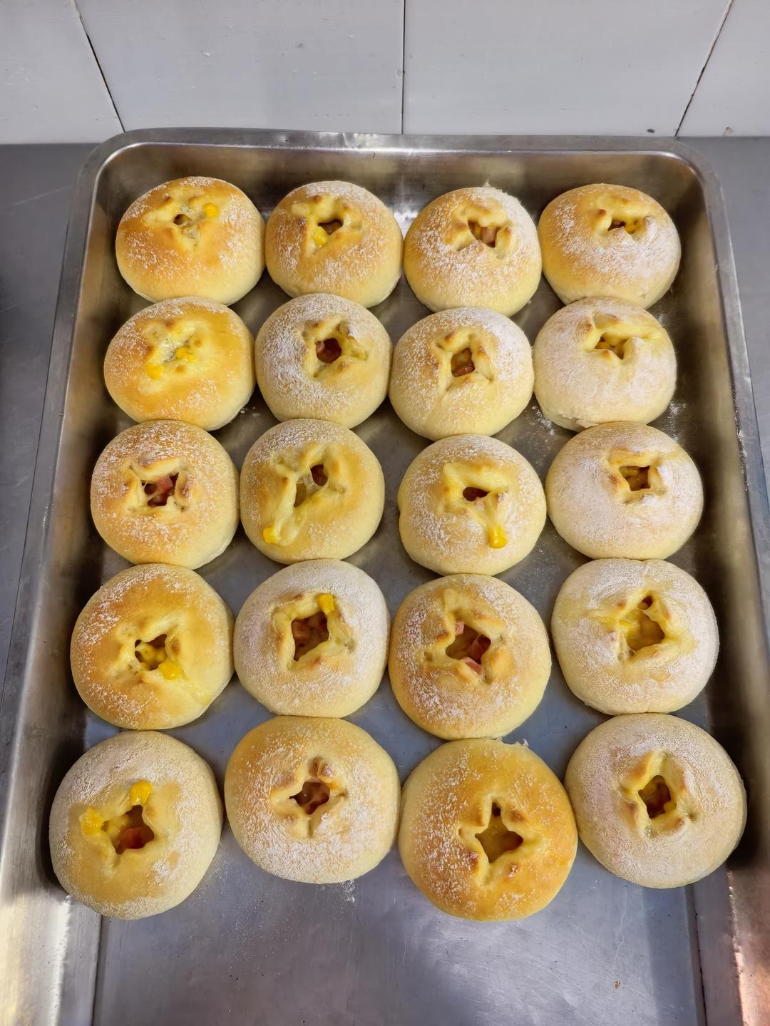 (超好吃的咸口面包）爆浆培根芝士面包