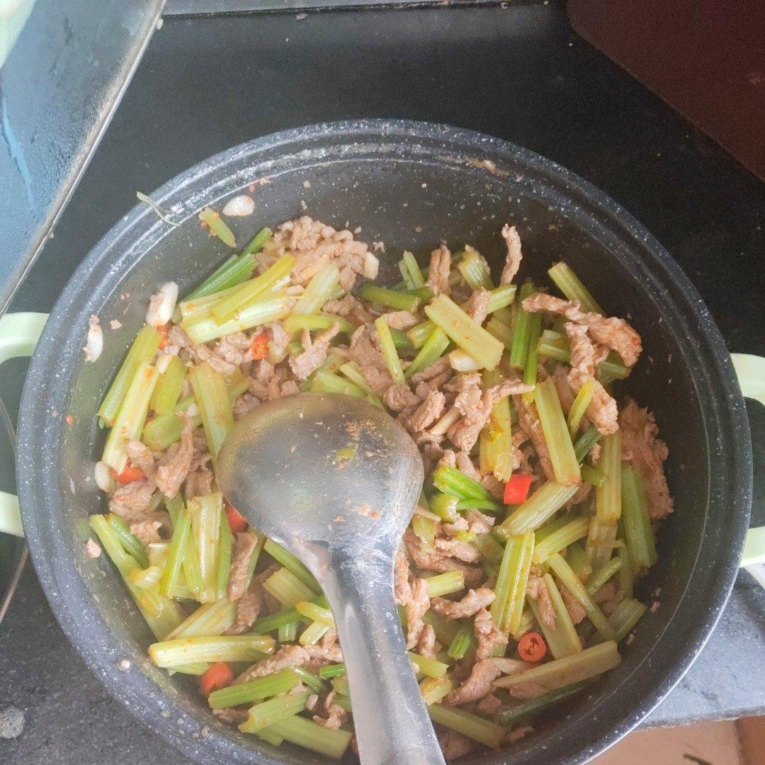 下饭神器又来了，试试这道芹菜炒牛肉！！