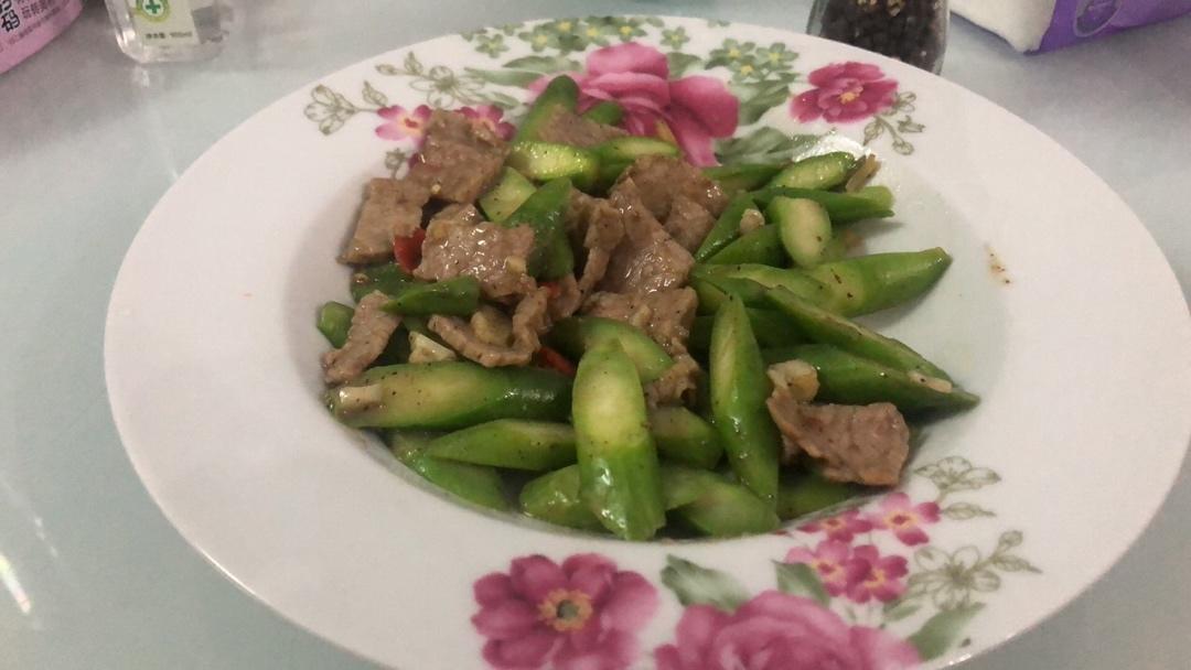 黑椒牛肉炒芦笋