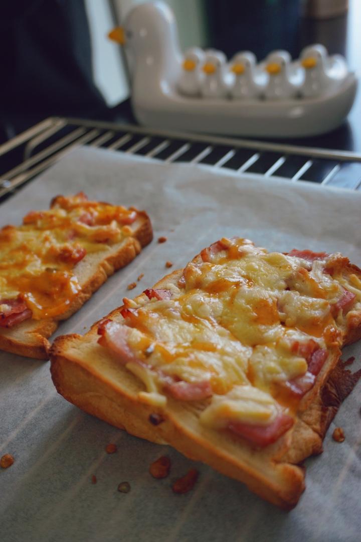 消耗白吐司的方法之三：超快手披萨🍕