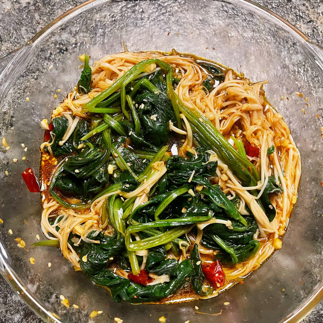 解馋减脂餐！酸辣开胃又下饭的菠菜拌金针菇