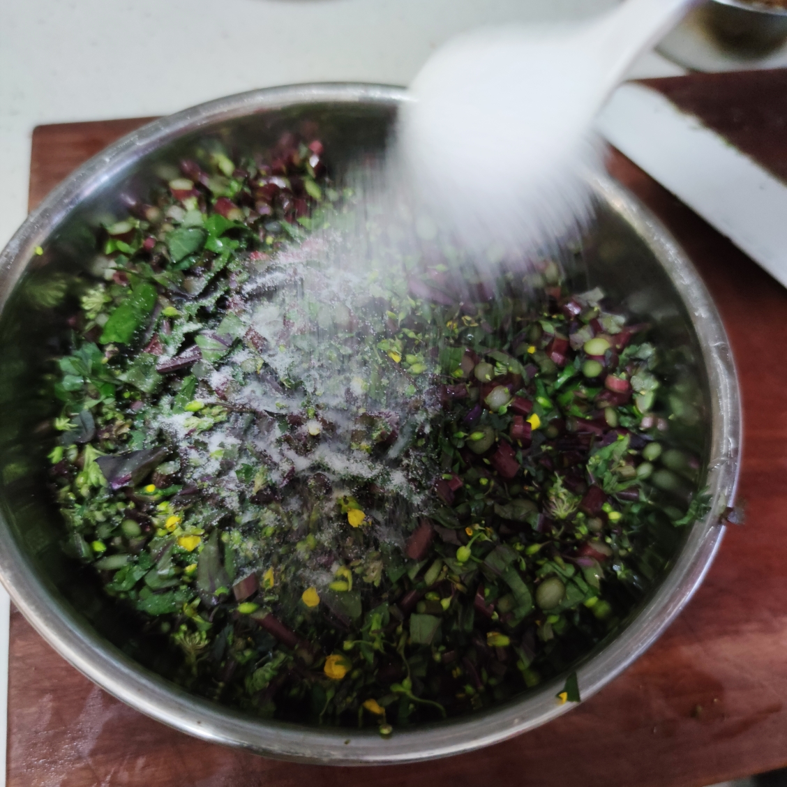 超下饭的红菜苔腌菜的做法 步骤3