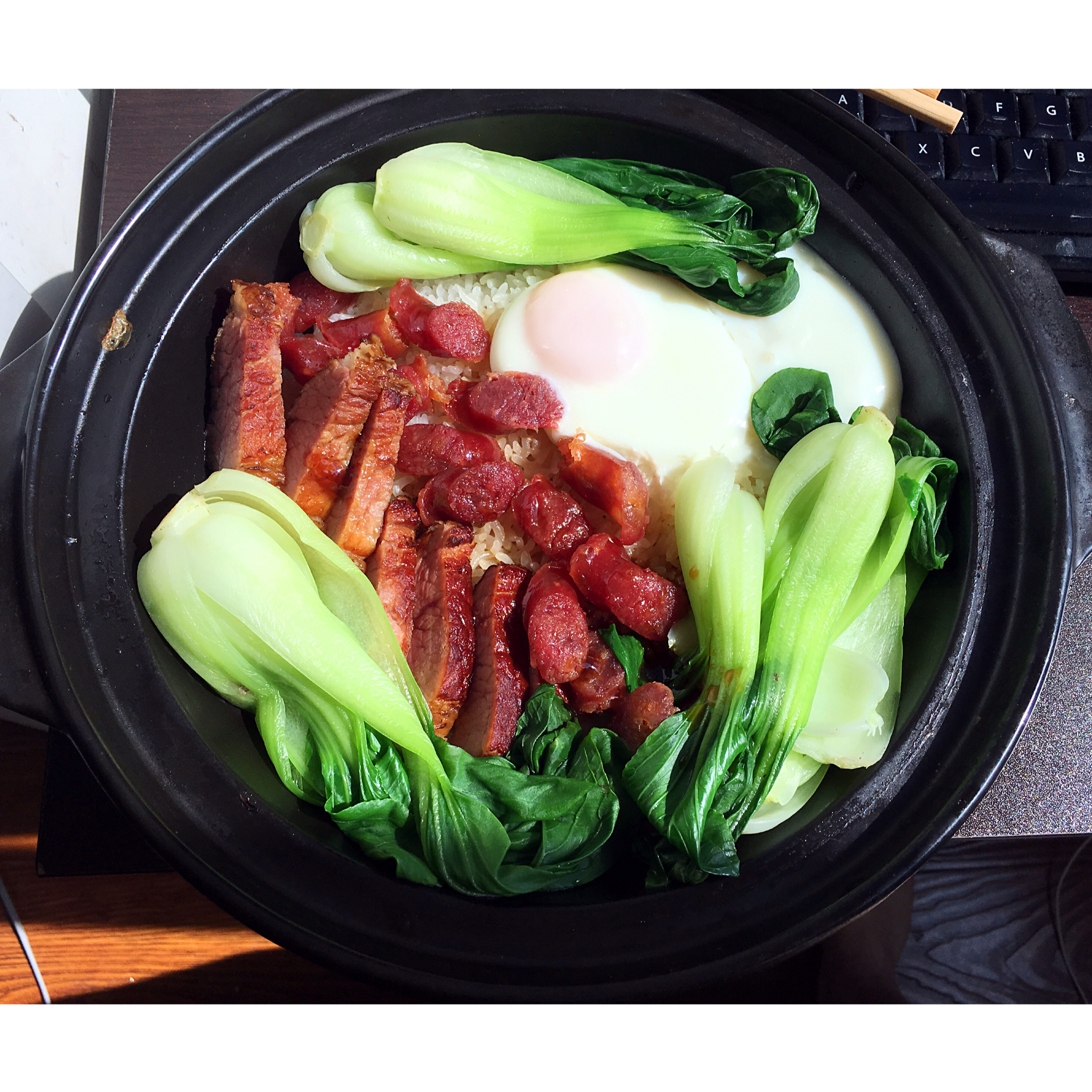 广式腊味煲仔饭