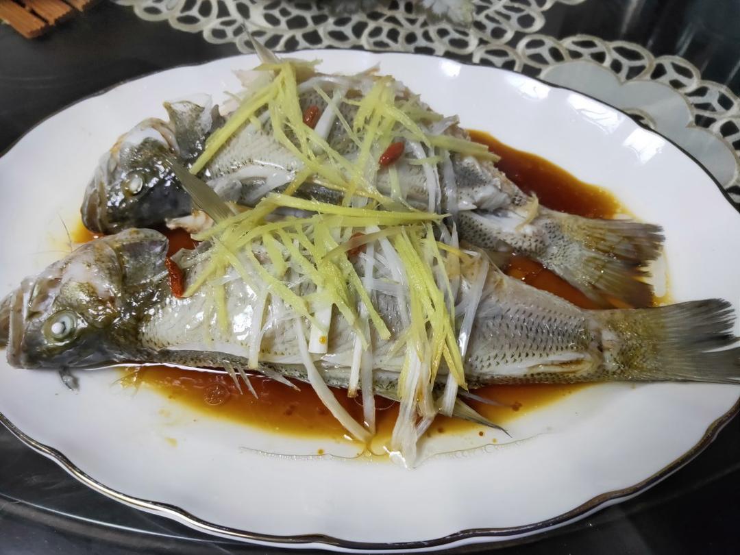 考究的清蒸鲈鱼