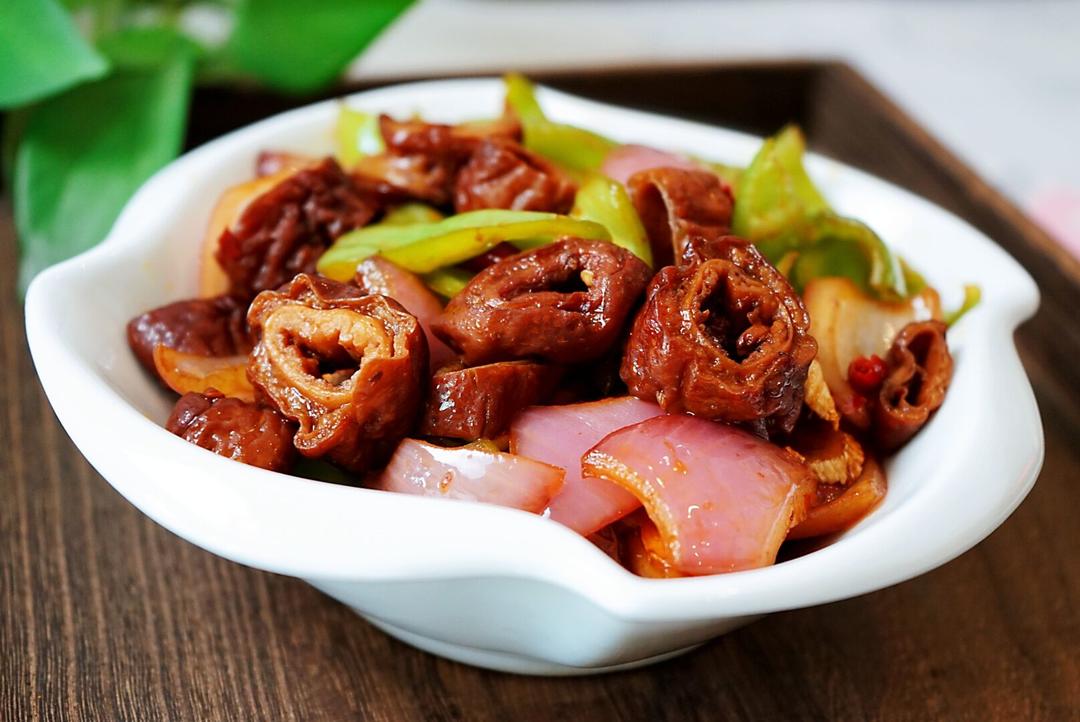 香而不腻的干锅肥肠的做法