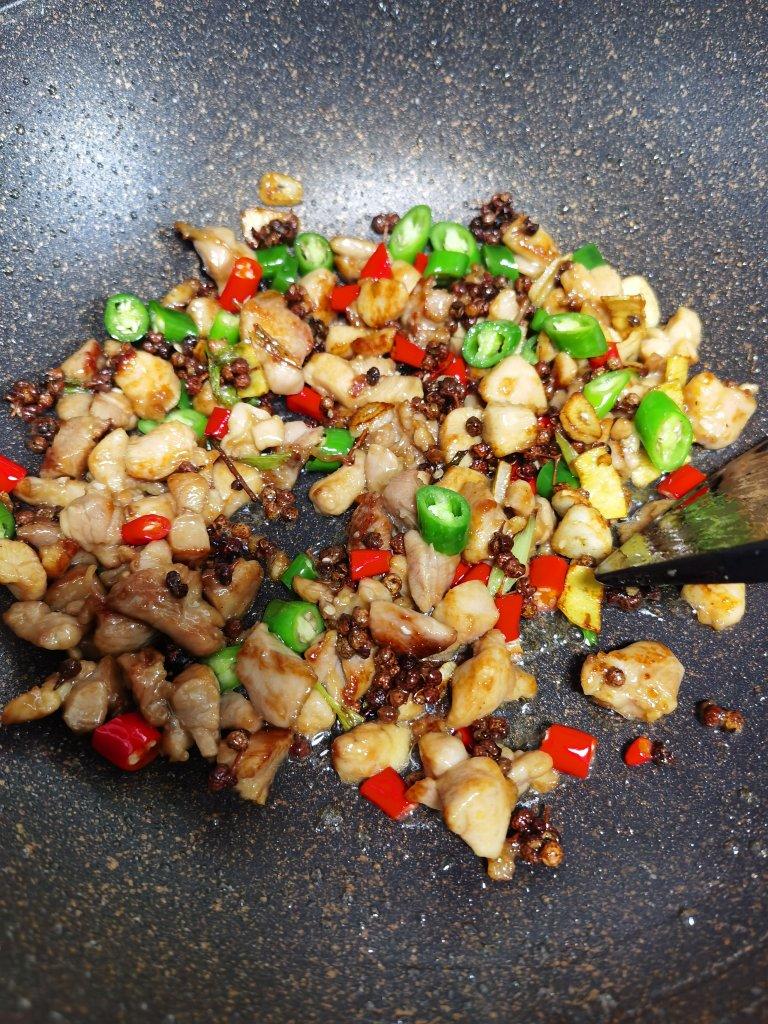 麻辣过瘾双椒鸡捞面