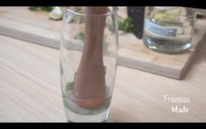 经典Mojito & 蓝莓Mojito 古巴调酒（视频菜谱）的做法 步骤4