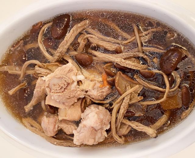 汤：茶树菇炖排骨的做法