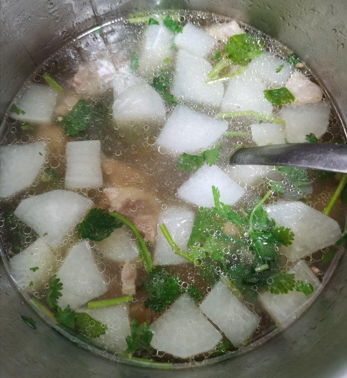 简单到只用一种调料的牛腩炖萝卜汤