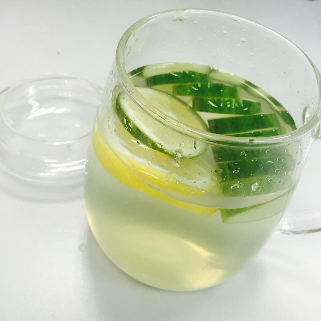 铭囡囡做的黄瓜柠檬水