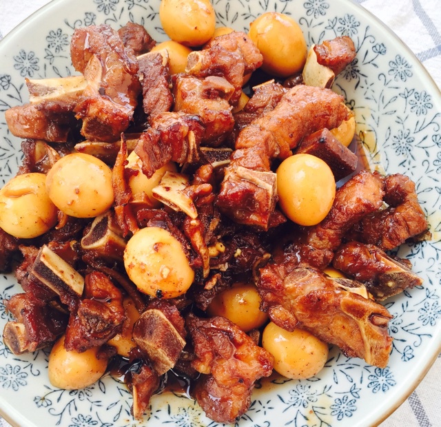 鹌鹑蛋红烧排骨