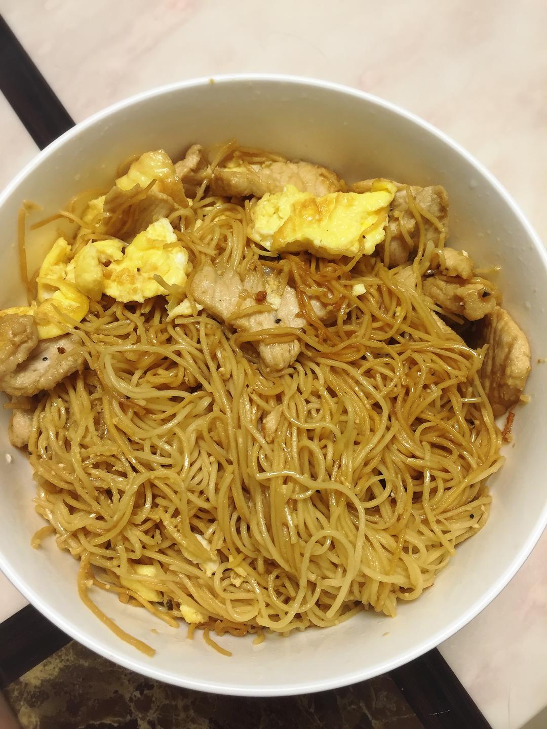 瘦肉蛋炒面的做法