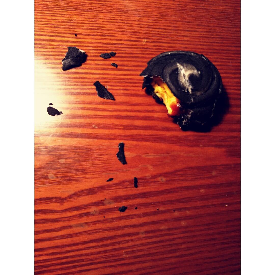 孤独星球黑白蛋黄酥