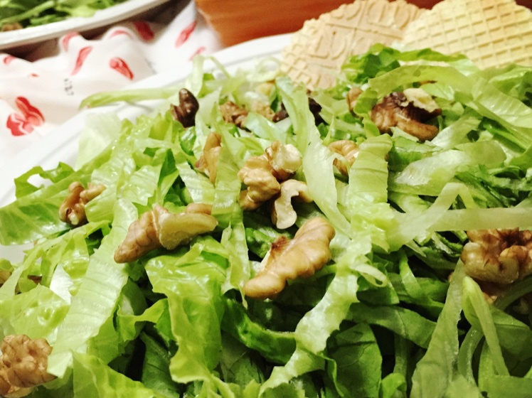 苦菊拌鲜核桃仁