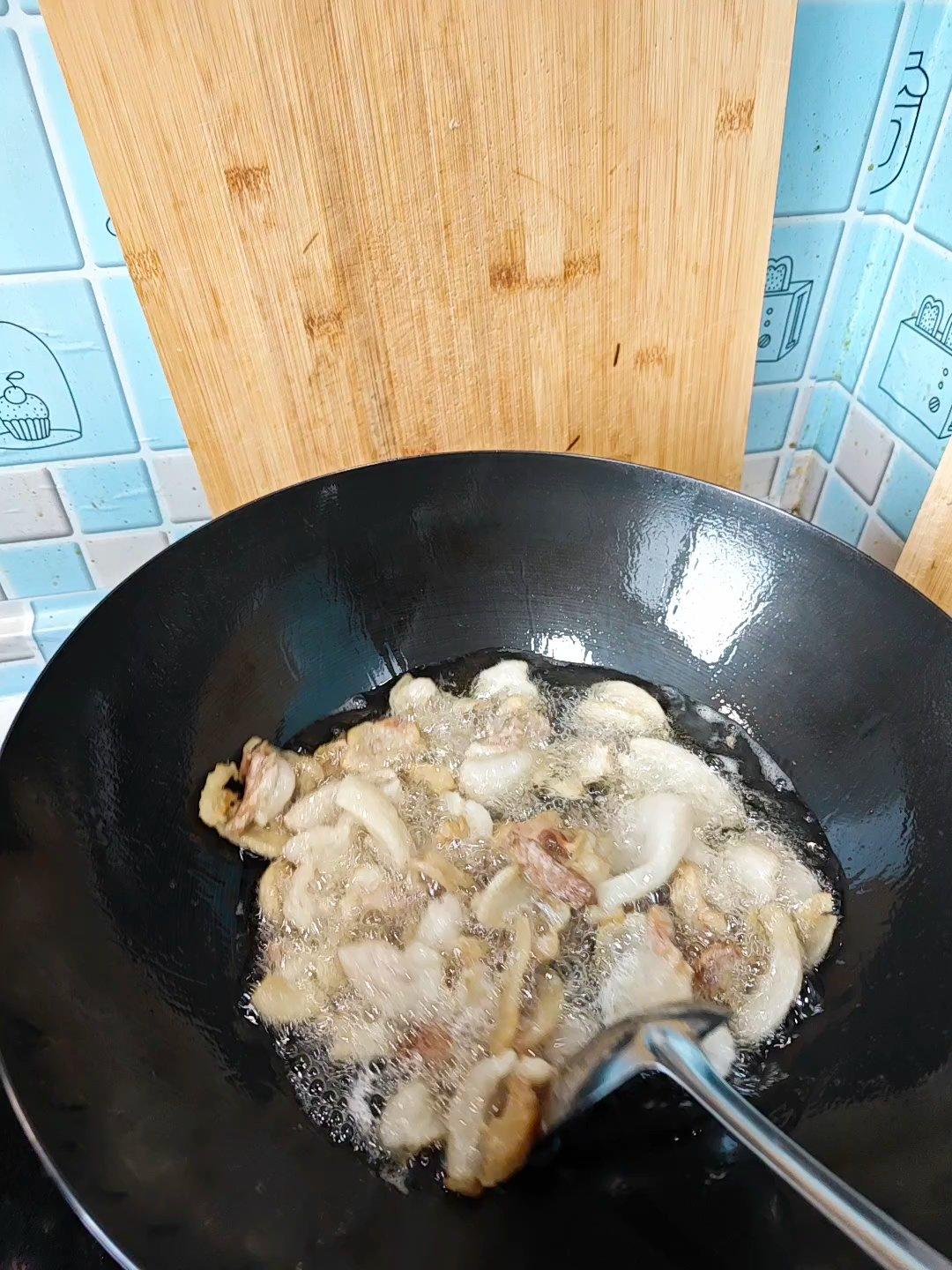 不会粘锅的铁锅炼猪油——超香超简单！